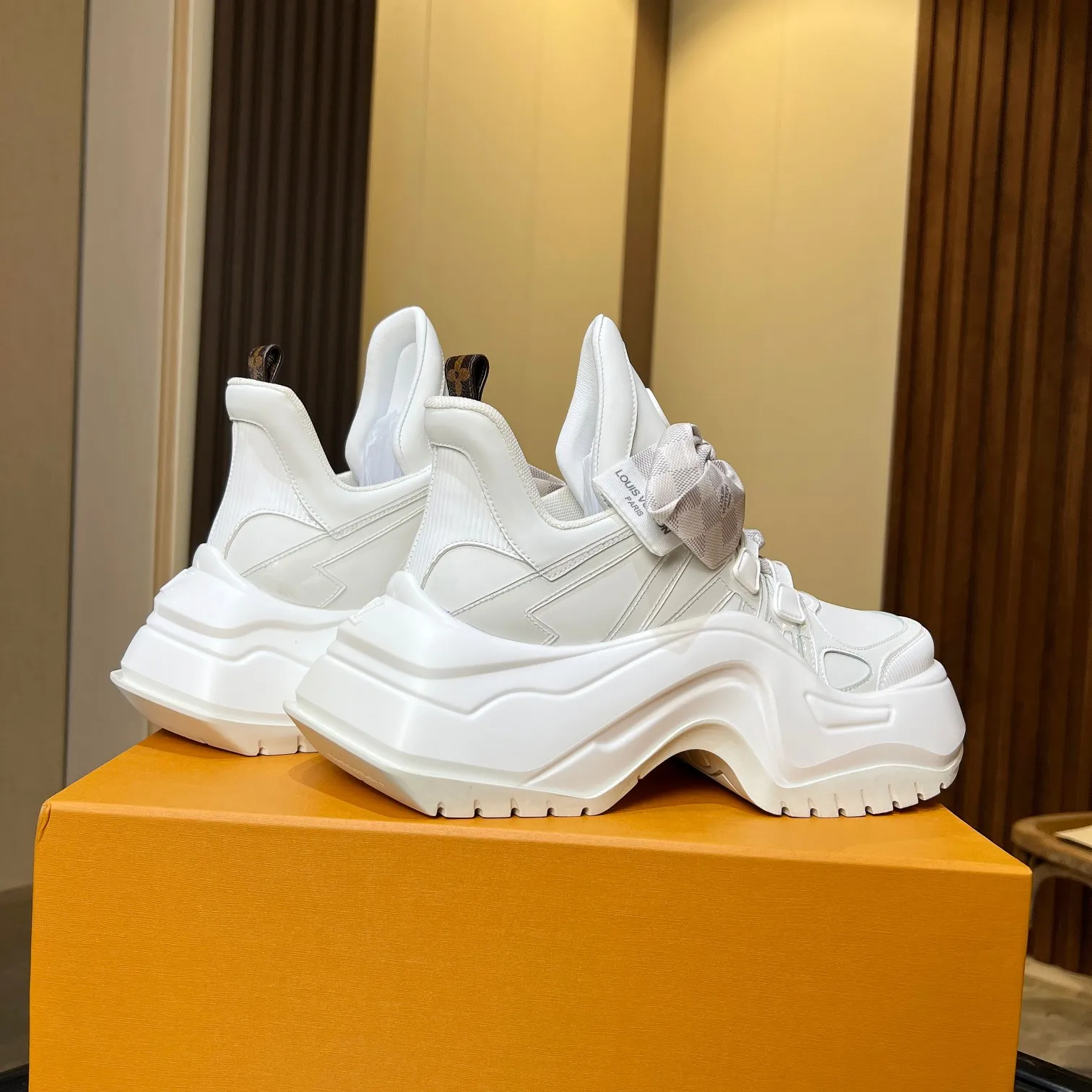 👟👟Ex-factory price 760👟👟 Nicolas Ghesquieye once again refined the design essence of LVArchlight sneakers to create LVArchlight2.0 platfrm sneakers. The combination of multiple technical materials, the wide outsole and the exaggerated tongue highlight the series' recognition, and the latter is marked with the LVCirCle logo 35-41